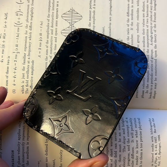 Card holder hand made out of recycled leather. - Picture 3 of 5